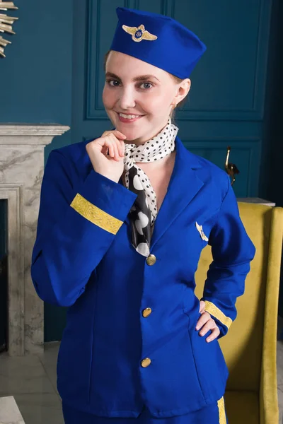 Güzel Genç Pinup Kız Ile Stewardes Takım Elbise — Stok fotoğraf