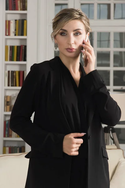 Schöne Junge Geschäftsfrau Telefoniert — Stockfoto