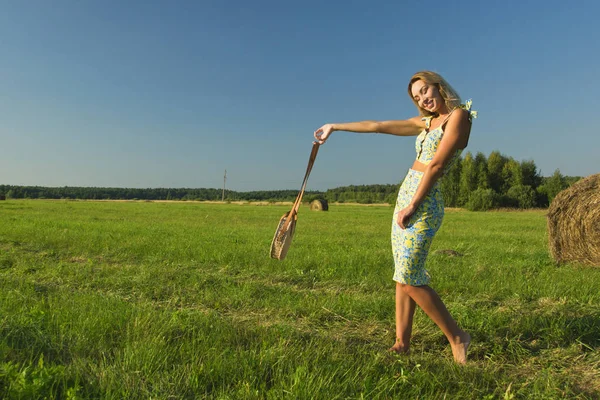 Vacker Ung Flicka Ett Sommar Fält — Stockfoto