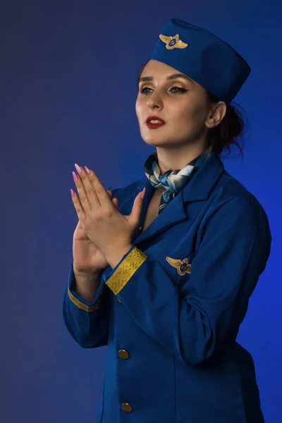 美丽的年轻的小女孩在空姐的西装 — 图库照片