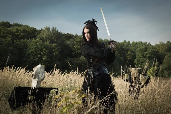 Gothique Fille Avec Une Épée Dans Les Mains Côté Crâne — Photo