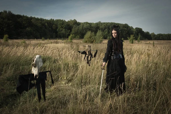 Gothic Meisje Met Een Zwaard Haar Handen Naast Schedel Van — Stockfoto