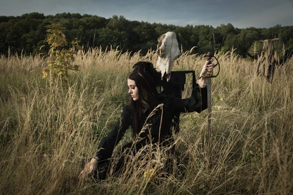 Gothic Girl Mit Einem Schwert Der Hand Neben Dem Schädel — Stockfoto