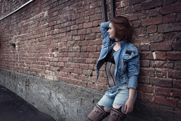 Junge Mädchen Punks Auf Einer Straße Der Stadt — Stockfoto