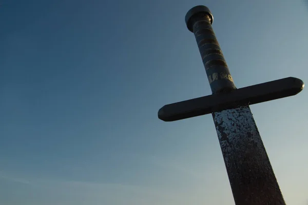 戦争のシンボル 夏のフィールで中世の騎士剣 — ストック写真