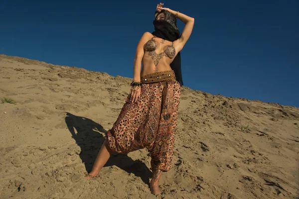 砂砂漠で東洋の女 彼女の体は Mehendi パターンで覆われています — ストック写真