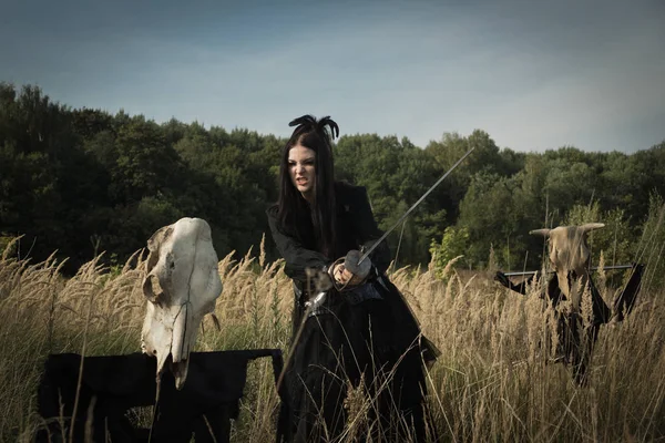 Gothic Meisje Met Een Zwaard Haar Handen Naast Schedel Van — Stockfoto