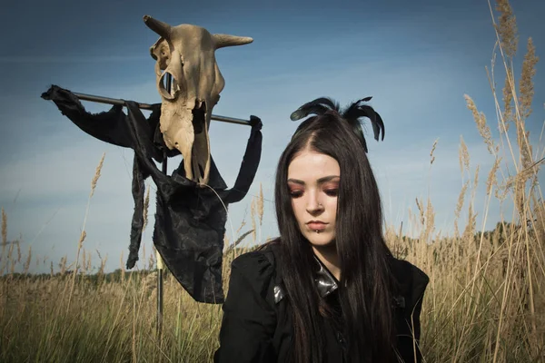 Gothic Girl Neben Dem Schädel Einer Kuh Auf Einer Stange — Stockfoto