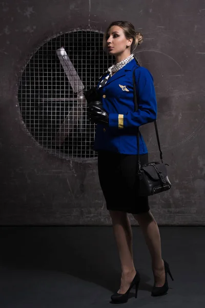 Ung Vacker Flygvärdinna Uniform Innehåller Inga Logotyper Eller Varumärken — Stockfoto