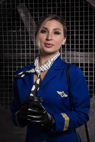 Ung Vacker Flygvärdinna Uniform Innehåller Inga Logotyper Eller Varumärken — Stockfoto