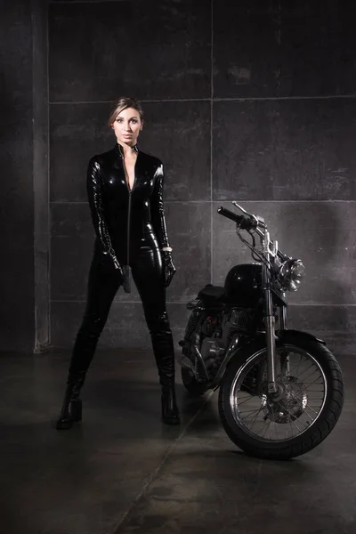 Frappe Femme Biker Girl Costume Latex Avec Arme Main — Photo