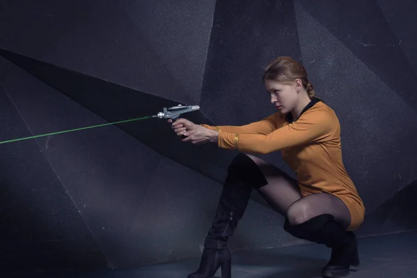 Женщина Стиле Ретро Научно Фантастическом Кино Стреляет Лазерным Оружием — стоковое фото
