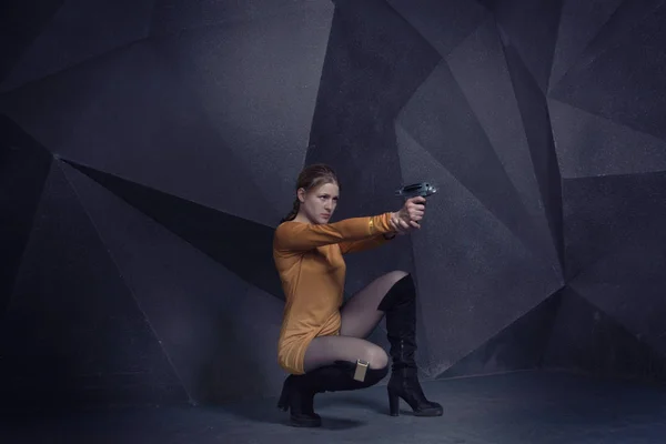 Женщина Стиле Ретро Научно Фантастическом Кино Стреляет Лазерным Оружием — стоковое фото