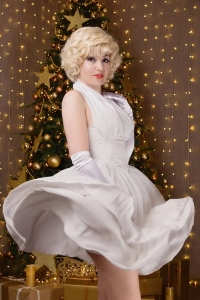 Νέο Έτος Έννοια Pin Κορίτσι Ιπτάμενα Λευκό Φόρεμα Μια Χριστουγεννιάτικη — Φωτογραφία Αρχείου