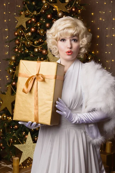 Nieuwjaarsconcept Aantrekkelijke Pinup Vrouw Poseren Een Kerst Roo — Stockfoto
