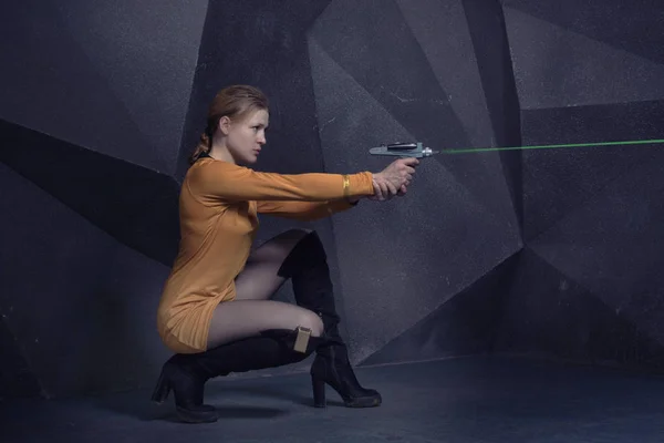 Mujer Estilo Retro Película Ciencia Ficción Dispara Armas Láser — Foto de Stock