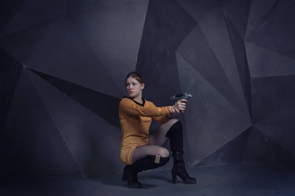Femme Dans Style Rétro Film Science Fiction Tire Sur Les — Photo