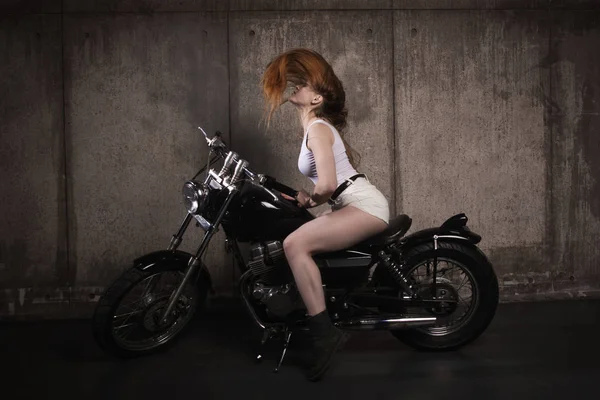 Menina Bonita Motociclista Uma Motocicleta Garag Vazio — Fotografia de Stock