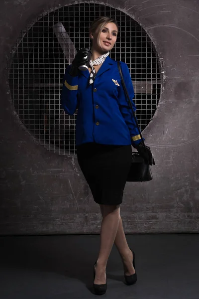 Joven hermosa azafata de vuelo en uniforme — Foto de Stock