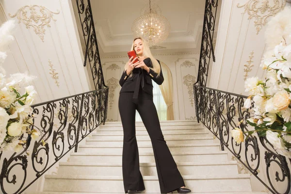 Beautiful Young Business Woman Speaks Phone Stairs Luxurious Interior — Stock Photo, Image