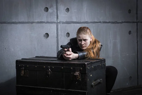 Colpisci Donna Ragazza Motociclista Abito Nero Con Pistola Han — Foto Stock