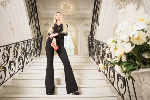 Beautiful Young Business Woman Speaks Phone Stairs Luxurious Interior — Stock Photo, Image