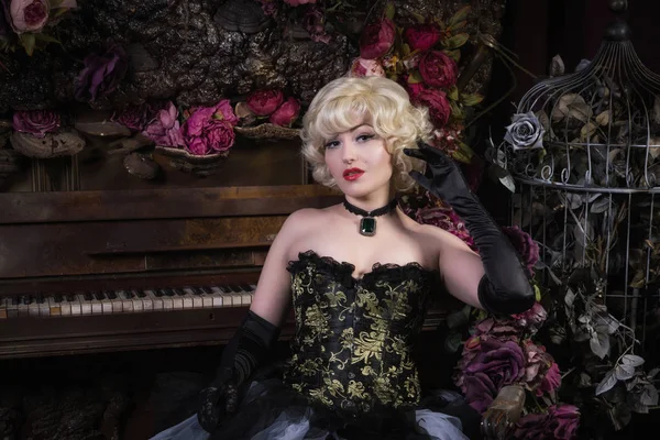 Hübsche Pinup Frau Die Einem Luxuriösen Interio Klavier Spielt — Stockfoto