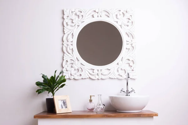 ヴィンテージスタイリッシュな白いバスルームのインテリア — ストック写真