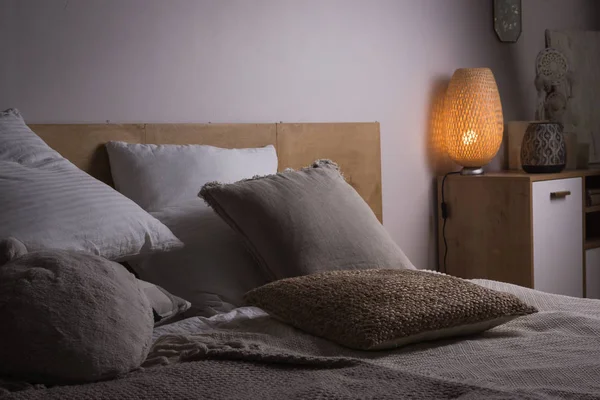 ヴィンテージベッド付きの美しいベッドルームのインテリア — ストック写真