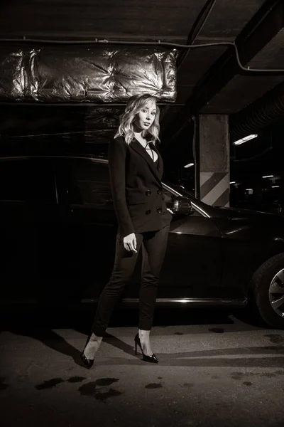 Noir Film Styl Kobieta Czarnym Garniturze Pozowanie Undergound Samochód Par — Zdjęcie stockowe