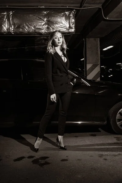 Noir Film Style Woman Black Suit Posing Undergound Car Par — Stock Photo, Image