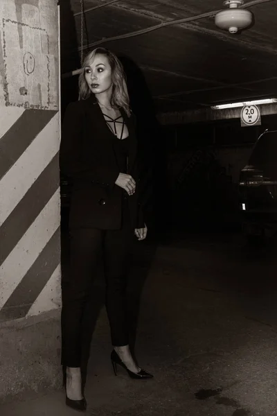 Noir Film Stil Kvinna Svart Kostym Poserar Underjordisk Bil Par — Stockfoto