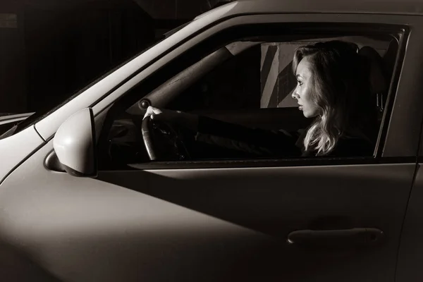 Película Negra Joven Empresaria Confiada Conduciendo Coche Ciudad Concep — Foto de Stock