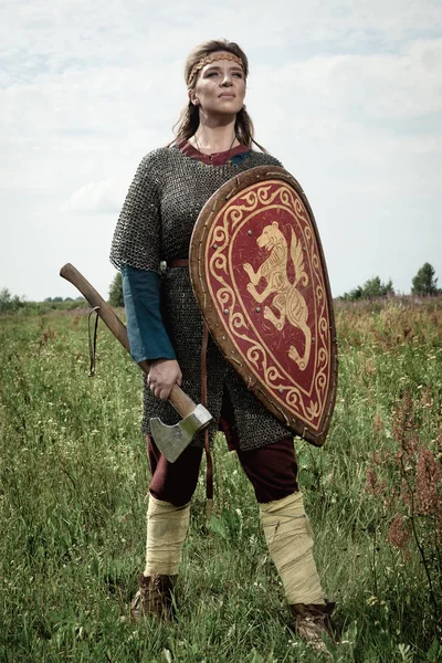 Guerrera Vikinga Con Hacha Mano — Foto de Stock