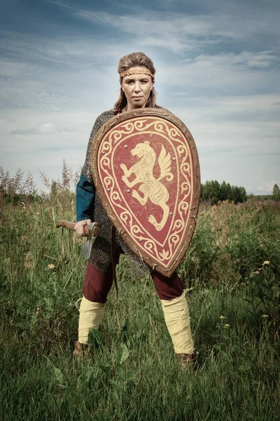 Elinde Balta Olan Viking Savaşçısı Kız — Stok fotoğraf