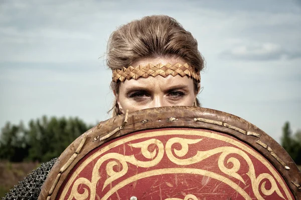 Viking Dziewczyna Wojownik Siekierą Ręku Walczyć — Zdjęcie stockowe