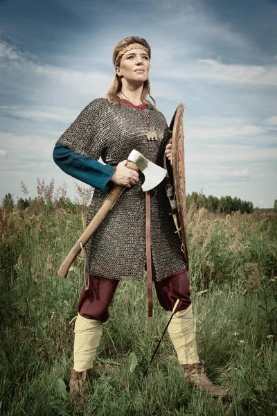 バイキングの女の子戦士とともに斧で手戦い — ストック写真