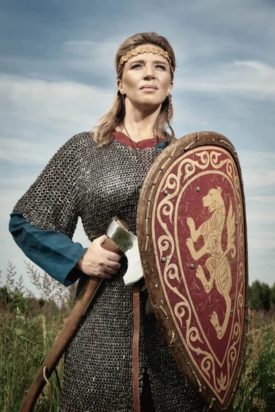 バイキングの女の子戦士とともに斧で手戦い — ストック写真