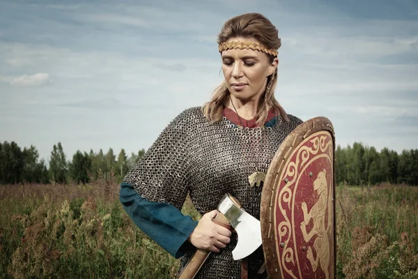 Wikingermädchen Mit Axt Der Hand — Stockfoto