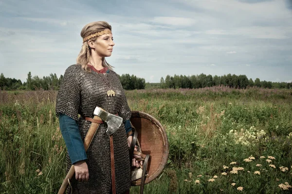 Viking Ragazza Guerriero Con Ascia Mano Combattente — Foto Stock