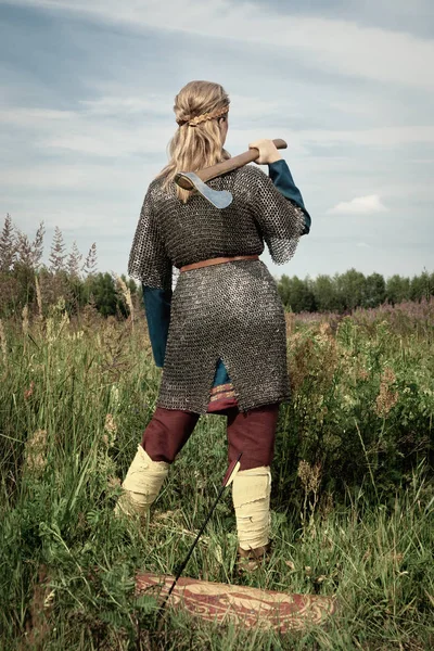 Viking Meisje Krijger Met Bijl Hand Vechter — Stockfoto