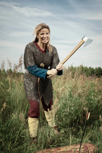 Elinde Balta Olan Viking Savaşçısı Kız — Stok fotoğraf