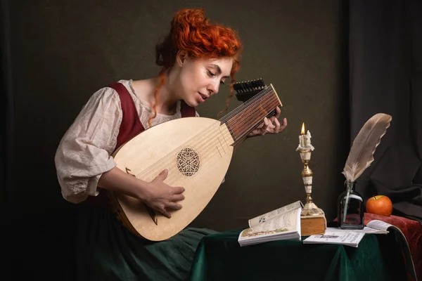 Vörös Hajú Lány Történelmi Öltönyben Játszik Lanton Reneszánsz Festészet Stílusa — Stock Fotó