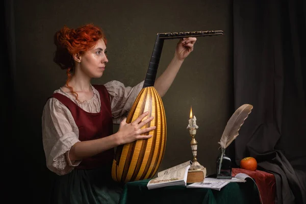 Une Rousse Costume Historique Joue Luth Style Peinture Renaissance — Photo