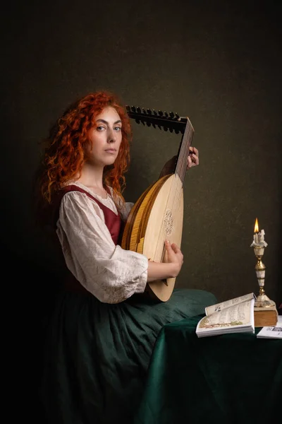 Une Rousse Costume Historique Joue Luth Style Peinture Renaissance — Photo