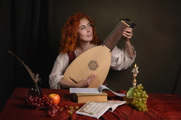 穿着历史服装的红头发女孩弹奏琵琶 文艺复兴风格的绘画 — 图库照片