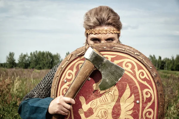 Viking Ragazza Guerriero Con Ascia Mano Combattente — Foto Stock