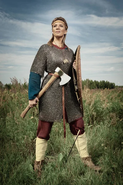 徒手拿斧头的维京女战士 — 图库照片