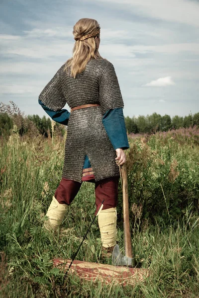 Viking Guerreiro Menina Com Machado Mão Luta — Fotografia de Stock