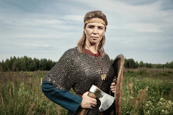 Viking Guerreiro Menina Com Machado Mão Luta — Fotografia de Stock